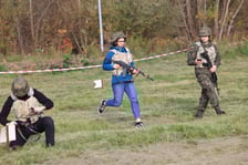 Ponad setka cywilów szkoliła się we Wrocławiu w sobotę, 29 października. Na zdjęciu uczestnicy szkolenia we wrocławskiej Akademii Wojsk Lądowych