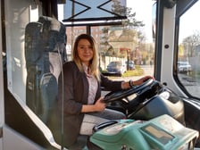 Za kierownicą elektrycznego Ikarusa siedzi kierowca Izabela Owsianko
