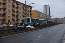 na zdjęciu samochód porsche, który wjechał pod tramwaj na torowisku