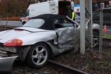 na zdjęciu samochód porsche, który wjechał pod tramwaj na torowisku