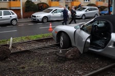 na zdjęciu samochód porsche, który wjechał pod tramwaj na torowisku