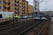 na zdjęciu samochód porsche, który wjechał pod tramwaj na torowisku