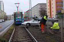 na zdjęciu samochód porsche, który wjechał pod tramwaj na torowisku