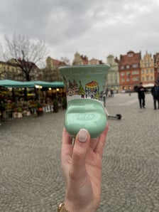 Seledynowy kubek w kształcie bucika prezentował się w 2019 roku na Jarmarku Bożonarodzeniowym we Wrocławiu.