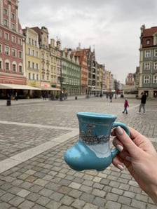 W 2020 roku kubek Jarmarku Bożonarodzeniowego był koloru jasnoniebieskiego i oczywiście w kształcie buta.
