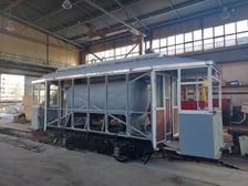 Na zdjęciu remontowany we Wrocławiu zabytkowy wagon tramwajowy - polewaczka