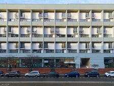 Mezonetowiec - modernistyczny galeriowiec po remoncie
