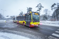 Informowanie pasażerów na przystankach oraz w pojazdach o zmianach w komunikacji; komunikat na ekranach w autobusach i tramwajach.