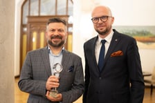 Dziś, gdy przyjmuje we własnym małym centrum medycznym Mrozek Medical, najbardziej potrzebujący pomocy mogą mieć pewność, że nie odejdą z gabinetu ?dr. Judyma? z kwitkiem