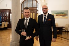 Już podczas studiów Artur Salamon postanowił stworzyć urządzenie, które ma pomóc oraz zwiększyć bezpieczeństwo osób z niepełnosprawnością wzroku