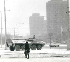 Średni Kołowy Opancerzony Transporter (SKOT) podczas stanu wojennego na pl. Grunwaldzkim