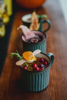 <h3>Concordia Taste</h3>
<p>Restauracja Concordia Taste na Wyspie Słodowej ma w swoim menu dwa grzane wina do wyboru:</p>
<p>&ndash;&nbsp;grzaniec biały&nbsp;&ndash; Chardonnay, Lillet Blanc, mandarynka, pokrzywa;</p>
<p>&ndash;&nbsp;grzaniec czerwony &ndash;&nbsp;Merlot, tr&oacute;jniak chilli, przyprawy korzenne, rozmaryn.</p>
<ul>
<li>Adres: Wyspa Słodowa 7</li>
<li>Dni otwarcia: niedziela-czwartek w godz. 12:00-21:00; piątek-sobota w godz. 12:00-23:00</li>
</ul>