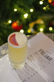 <h3>Caf&eacute; Freska</h3>
<p>Caf&eacute; Freska to jedna z najpiękniej zlokalizowanych kawiarni we Wrocławiu. Znajduje się pod kolumnadą historycznego Bastionu Sakwowego, kt&oacute;ry stanowił część systemu miejskich fortyfikacji. W ofercie kawiarni nie brakuje grzanego wina. Do wyboru:</p>
<p>&ndash; grzane wino czerwone &ndash; czerwone wytrawne wino, jeżyny, świeży sok z pomarańczy, cynamon, goździki;</p>
<p>&ndash; grzane wino białe &ndash; białe wytrawne wino, piernik, bakalie, wiśnia, mascarpone;</p>
<p>&ndash; grzany cydr &ndash; cydr, suszone jabłko, kardamon, cynamon.</p>
<ul>
<li>Adres: Bastion Sakwowy, ks. Piotra Skargi 18</li>
<li>Godziny otwarcia:&nbsp;poniedziałek-czwartek w godz. 08:00-20:00; piątek w godz. 08:00-22:00; sobota w godz. 09:00-22:00; niedziela w godz. 09:00-20:00</li>
</ul>