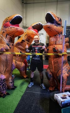 Na zdjęciu Michał Zwolak, 35-letni trener personalny z Wrocławia, który przez 24 godziny wykonywał ćwiczenie Burpees, aby zebrać pieniądze na rehabilitację małej Mai.