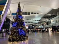 Na zdjęciu widać uczestników koncertu na lotnisku