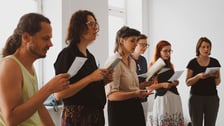 Mikrogranty 2022. Na zdjęciu grupa wspólnie śpiewających osób