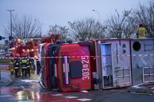 Do wypadku wozu strażackiego i busa doszło dzisiaj rano (23.12.) we Wrocławiu