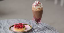 <h3>Caf&eacute; Freska</h3>
<p>Caf&eacute; Freska to jedna z najpiękniej zlokalizowanych kawiarni we Wrocławiu. Znajduje się pod kolumnadą historycznego Bastionu Sakwowego, kt&oacute;ry stanowił część systemu miejskich fortyfikacji. Kompleks w całości wybudowany został w stylu włoskiego neorenesansu, do czego nawiązuje nazwa lokalu - Freska.&nbsp;</p>
<p>W ofercie kawiarni znajdują się m.in. kawy, herbaty, desery, słodkości i lody własnej produkcji. Nie brakuje też czekolady! Wypijecie tu czekoladę belgijską na gorąco oraz w wersji z malinami i bitą śmietaną.</p>
<ul>
<li>Adres: Bastion Sakwowy, ks. Piotra Skargi 18</li>
<li>Godziny otwarcia: poniedziałek-czwartek w godz. 08:00-20:00; piątek w godz.&nbsp;08:00-22:00; sobota w godz. 09:00-22:00; niedziela w godz. 09:00-20:00</li>
</ul>