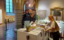 Kolejka do punktu sprzedaży w Muzeum Architektury we Wrocławiu