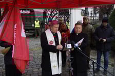 W przededniu Wigilii Bożego Narodzenia na Ostrowie Tumskim rozdano 1200 paczek dla osób w kryzysie bezdomności i bardzo ubogich.