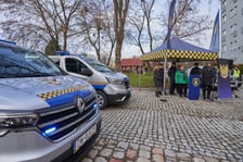 Przekazanie nowych radiowozów strażnikom miejskim z Wrocławia