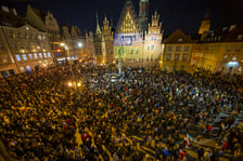 24 luty 2022, Rosja zaatakowała Ukrainę. Manifestacja wsparcia dla Ukrainy na wrocławskim Rynku.