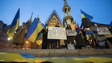 24 luty 2022, Rosja zaatakowała Ukrainę. Manifestacja wsparcia dla Ukrainy na wrocławskim Rynku.