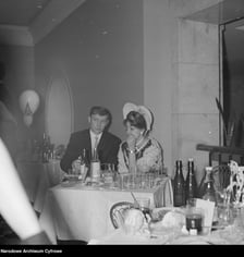 <p>Sylwester w PRL-u. Uczestnicy zabawy w Pałacu Kultury i Nauki 1966/1967 Archiwum Grażyny Rutkowskiej</p>