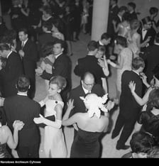 <p>Sylwester, uczestnicy zabawy w Pałacu Kultury i Nauki 1966/1967 Archiwum Grażyny Rutkowskiej</p>