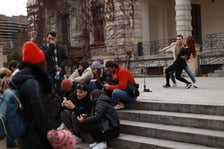 Młodzież i tańcząca para w Parku Staromiejskim