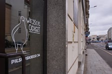 Widok na witrynę lokalu "Odlot. Strefa Partycypacji" przy ulicy Piłsudskiego 34 we Wrocławiu