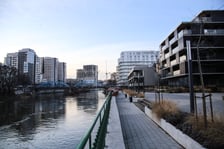 <p>Nadodrzańskie bulwary w centrum miasta wyremontowano ostatnio w wielu miejscach</p>