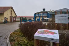 <p>Elementy projektu Miasto Koni, kt&oacute;re mają ułatwić poruszanie się po terenie Wrocławskich Tor&oacute;w Wyścigowych - Partynice i zapewnić bezpieczeństwo ludziom i koniom</p>