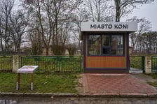 <p>Wejście na teren Wrocławskich Tor&oacute;w Wyścigowych - Partynice z widocznymi elementami informacyjnymi</p>