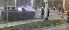 <p>Z powodu wykolejenia tramwaju dożo os&oacute;b czeka na przyjazd tramwaju&nbsp;</p>