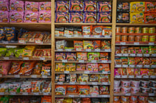 <p>W Okashi na Malarskiej 25 znajdziemy specjały z azjatyckich sklep&oacute;w</p>