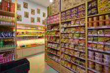 <p>W Okashi na Malarskiej 25 znajdziemy specjały z azjatyckich sklep&oacute;w</p>