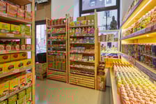 <p>W Okashi na Malarskiej 25 znajdziemy specjały z azjatyckich sklep&oacute;w</p>