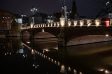 Wrocławscy seniorzy zrobili świetlną falę i most Pomorski Południowy rozbłysnął w sobotę światłem