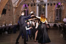<p><!-- [if gte mso 9]><xml>
 <o:OfficeDocumentSettings>
  <o:AllowPNG/>
 </o:OfficeDocumentSettings>
</xml><![endif]-->Na zdjęciu uczniowie Liceum Sztuk Plastycznych im. Stanisława Kopystyńskiego przy ul. Piotra Skargi we Wrocławiu podczas studni&oacute;wki Starym Klasztorze &ndash; 21 stycznia 2023 r.</p>