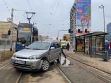<p>Zderzenie samochodu osobowego i nieoznakowanego samochodu policyjnego na pl. Legion&oacute;w</p>