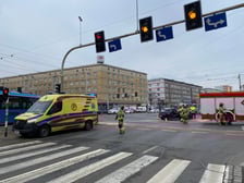 <p>Zderzenie samochodu osobowego i nieoznakowanego samochodu policyjnego na pl. Legion&oacute;w</p>