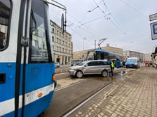 <p>Zderzenie samochodu osobowego i nieoznakowanego samochodu policyjnego na pl. Legion&oacute;w</p>
