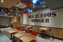 <p>Wnętrze nowo otwartego McDonalda przy ul. Ruskiej, w zabytkowym budynku dawnego Domu Towarowego Maxa Goldsteina &bdquo;Reussenhof&rdquo;&nbsp;</p>