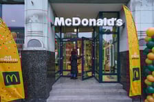 <p>Wejście do nowo otwartego McDonalda przy ul. Ruskiej, w zabytkowym budynku dawnego Domu Towarowego Maxa Goldsteina &bdquo;Reussenhof&rdquo;&nbsp;</p>