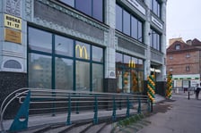<p>Wejście do nowo otwartego McDonalda przy ul. Ruskiej, w zabytkowym budynku dawnego Domu Towarowego Maxa Goldsteina &bdquo;Reussenhof&rdquo;&nbsp;</p>