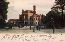 <p class="MsoNormal">Dworzec Gł&oacute;wny&nbsp;(poczt&oacute;wka z lat 1895-1903).&nbsp;</p>
<p class="MsoNormal">Projektantem dworca był&nbsp;<strong>Wilhelm Grapow</strong>, architekt kr&oacute;lewski Kolei G&oacute;rnośląskich. Budowa dworca trwała w latach&nbsp;<strong>1855-1857</strong>. Pierwszy pociąg przyjechał na dworzec 12&nbsp;października 1857 r. Jak na &oacute;wczesne standardy był to wyjątkowy budynek, choćby dlatego że hala długości ok. 200&nbsp;m, nakryta dachem z częściowo przeszklonymi powierzchniami, wraz z budynkiem dworcowym, była największą budowlę tego rodzaju w Europie.&nbsp;</p>