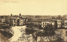 <p class="MsoNormal">Widok na Dworzec Gł&oacute;wny&nbsp;na kr&oacute;tko przed przebudową&nbsp;(1896-1902).&nbsp;</p>
<p class="MsoNormal">Wrocław w XIX w. rozwijał się jednak szybko. Rozbudowywano połączenia, niekt&oacute;re torowiska przeniesiono z poziomu ziemi na nasypy. Już w latach 80. XIX&nbsp;w. myślano o rozbudowie dworca, ale dopiero w 1899 zaczęto konkretne prace budowlane. Dworzec rozbudowano w stylu łączącym elementy historyzmu i secesji. Autorem projektu był&nbsp;<strong>Bernard Kl&uuml;sche</strong>.</p>
<p>&nbsp;</p>
<p>&nbsp;</p>