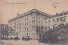 <p class="MsoNormal">Budynek Dyrekcji Kolei przy ul. Piłsudskiego, przed dworcem Gł&oacute;wnym. Z prawej dom mieszkalny dla urzędnik&oacute;w kolei (ok. 1901). Dzisiaj budynku Dyrekcji Kolei już nie ma.</p>