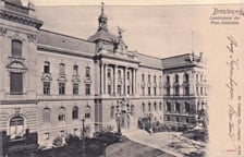 <p class="MsoNormal">Dom Krajowy Prowincji Śląskiej, niem.&nbsp;Landeshaus der Provinz Schlesien (1902).</p>
<p class="MsoNormal">Gmach powstał w latach 1892-1895 według projektu <strong>Eduarda Blűmnera</strong>. Do 1945 r. siedzibę tutaj&nbsp;miały władze&nbsp; samorządowe, np.: Śląski Sejm Krajowy, Wydział Krajowy i Starosta Krajowy. Potem mieściła się tu Naczelna Organizacja Techniczna&nbsp;(NOT).</p>